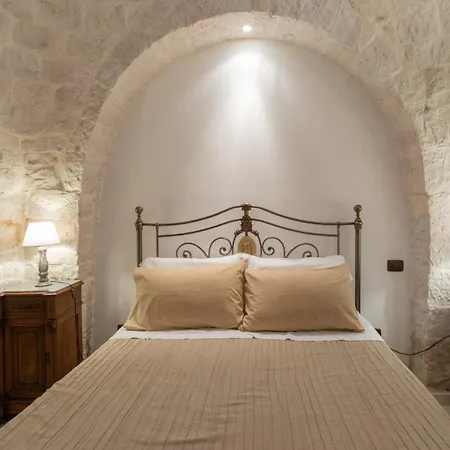 Trulli Angela * לוקורוטונדו