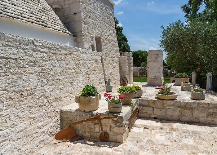 Trulli Angela * לוקורוטונדו